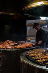 料理鼠王动画电影封面，小老鼠站在巴黎餐厅厨房灶台前烹饪，梦幻色彩的美食动画经典场景