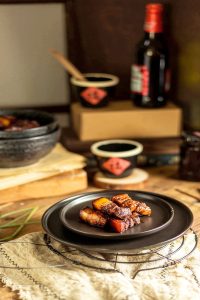 舌尖上的中国纪录片封面，中国各地传统美食特写镜头，色彩饱满的食材与烹饪过程，美食文化纪录片经典之作