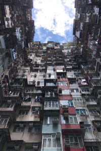 食神电影封面，香港喜剧风格的厨师对决场景，夸张而热闹的美食竞技氛围，经典港式美食喜剧